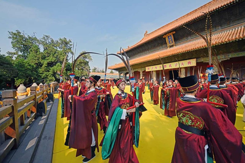 Las ceremonias del lunes conmemoran el nacimiento de Confucio en Qufu, provincia de Shandong, hogar del gran pensador chino. [Fotos de Liu Xiangqing y Yang Guoqing / para chinadaily.com.cn]