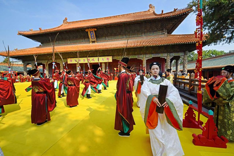 Las ceremonias del lunes conmemoran el nacimiento de Confucio en Qufu, provincia de Shandong, hogar del gran pensador chino. [Fotos de Liu Xiangqing y Yang Guoqing / para chinadaily.com.cn]