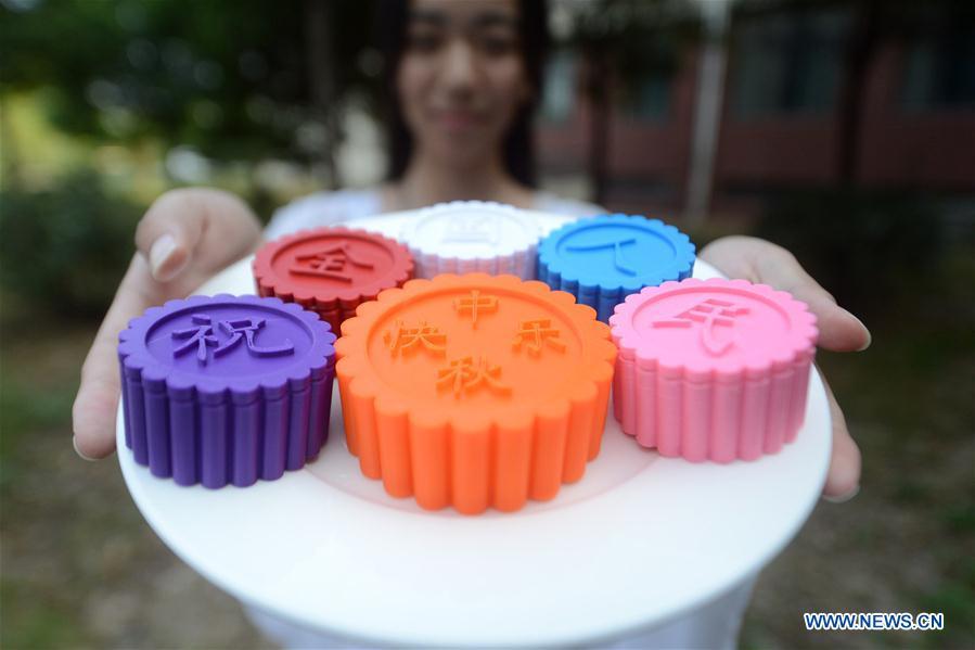 Una estudiante universitaria muestra modelos de pasteles de luna impresos en 3D para celebrar el próximo Festival del Medio Oto?o en la Universidad de Yangzhou en Yangzhou, provincia de Jiangsu, en el este de China, el 12 de septiembre de 2016. Los chinos tienen la tradición de comer pasteles de luna en el Festival del Medio Oto?o, que cae el 15 de septiembre de este a?o. (Xinhua / Meng Delong)