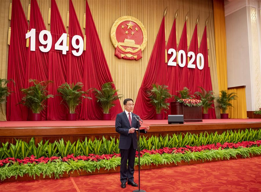 El viceprimer ministro chino, Han Zheng, también miembro del Comité Permanente del Buró Político del Comité Central del Partido Comunista de China, preside una recepción realizada por el Consejo de Estado para celebrar el 71o aniversario de la fundación de la República Popular China en el Gran Palacio del Pueblo en Beijing, capital de China, el 30 de septiembre de 2020. (Xinhua/Li Xueren)