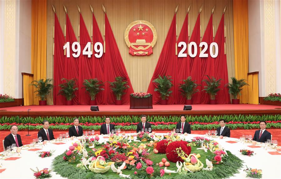 Líderes del Partido Comunista de China y del Estado Xi Jinping, Li Keqiang, Li Zhanshu, Wang Yang, Wang Huning, Zhao Leji, Han Zheng y Wang Qishan, asisten a una recepción para celebrar el 71o aniversario de la fundación de la República Popular China junto con cerca de 500 invitados nacionales y extranjeros en Beijing, capital de China, el 30 de septiembre de 2020. El Consejo de Estado de China realizó el miércoles una recepción en el Gran Palacio del Pueblo en Beijing. (Xinhua/Yao Dawei)