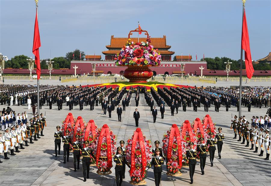 Xi Jinping y otros líderes del Partido Comunista de China y del Estado incluyendo a Li Keqiang, Li Zhanshu, Wang Yang, Wang Huning, Zhao Leji, Han Zheng y Wang Qishan junto con representantes de todos los ámbitos de la vida asisten a una ceremonia para entregar ofrendas florales a los héroes nacionales fallecidos, en la Plaza de Tian'anmen en Beijing, capital de China, el 30 de septiembre de 2020. (Xinhua/Xie Huanchi)