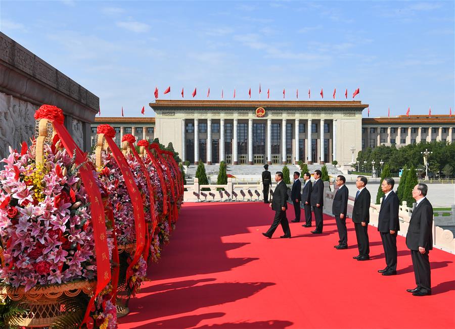 Xi Jinping y otros líderes del Partido Comunista de China y del Estado incluyendo a Li Keqiang, Li Zhanshu, Wang Yang, Wang Huning, Zhao Leji, Han Zheng y Wang Qishan junto con representantes de todos los ámbitos de la vida asisten a una ceremonia para entregar ofrendas florales a los héroes nacionales fallecidos, en la Plaza de Tian'anmen en Beijing, capital de China, el 30 de septiembre de 2020. (Xinhua/Xie Huanchi)