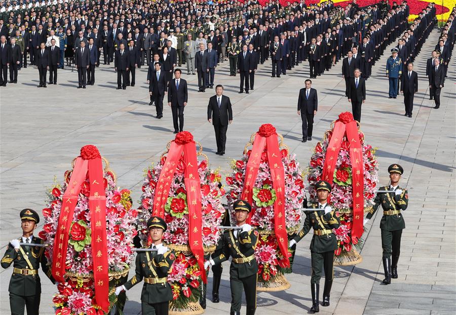 Xi Jinping y otros líderes del Partido Comunista de China y del Estado incluyendo a Li Keqiang, Li Zhanshu, Wang Yang, Wang Huning, Zhao Leji, Han Zheng y Wang Qishan junto con representantes de todos los ámbitos de la vida asisten a una ceremonia para entregar ofrendas florales a los héroes nacionales fallecidos, en la Plaza de Tian'anmen en Beijing, capital de China, el 30 de septiembre de 2020. (Xinhua/Wang Ye)