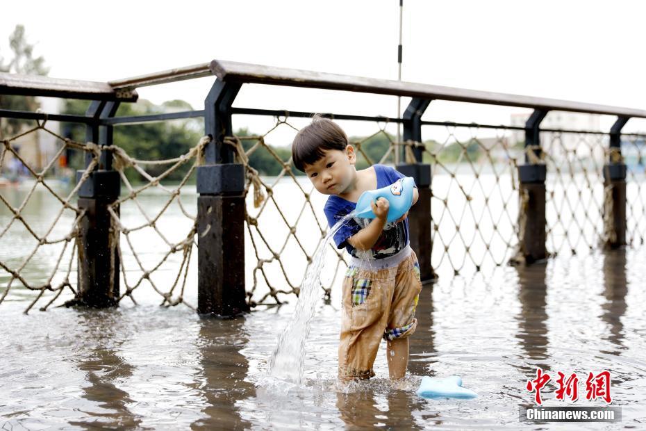 La imagen muestra a un ni?o jugando en el agua en la zona inundada por la marea. Foto de Li Siyuan, China News Agency.