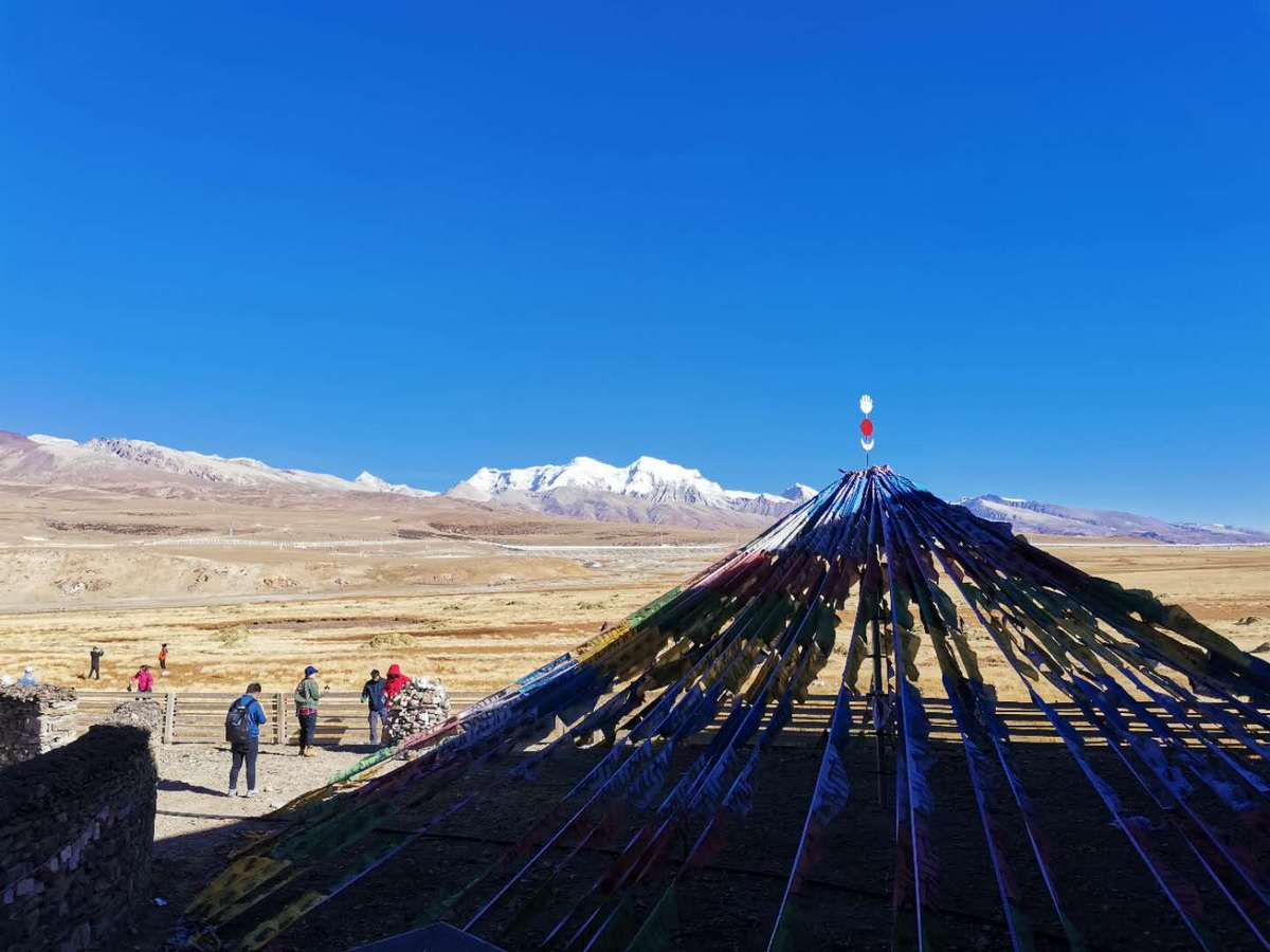 Observatorio-cafetería del condado de Damshung a través de la cual se puede ver la monta?a Nyenchen Tanglha. [Foto: proporcionada a China Daily]