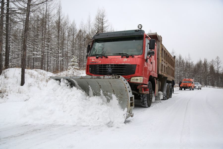 Una máquina quitanieves limpia una calle en el distrito Huzhong en la región de Daxinganling, provincia de Heilongjiang. [Foto de Feng Hongwei / para chinadaily.com.cn]