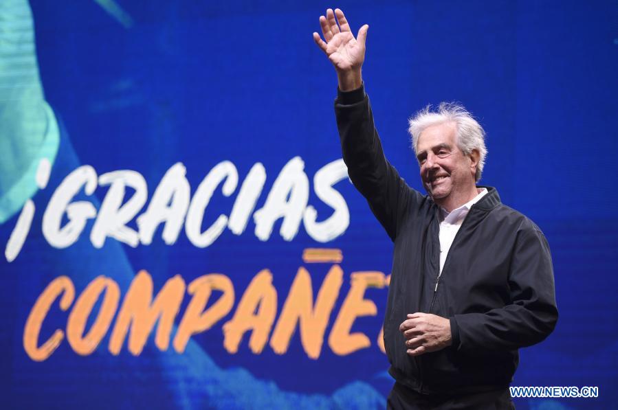 MONTEVIDEO, 6 diciembre, 2020 (Xinhua) -- Imagen del 28 de febrero de 2020 del presidente uruguayo, Tabaré Vázquez, saludando durante su acto de despedida en la Plaza Lafone, en Montevideo, capital de Uruguay. El expresidente uruguayo, Tabaré Vázquez murió el domingo a los 80 a?os de edad a raíz de un cáncer de pulmón detectado en agosto de 2019 y a ocho meses de haber finalizado su segundo mandato presidencial, confirmó su familia. (Xinhua/Nicolás Celaya)