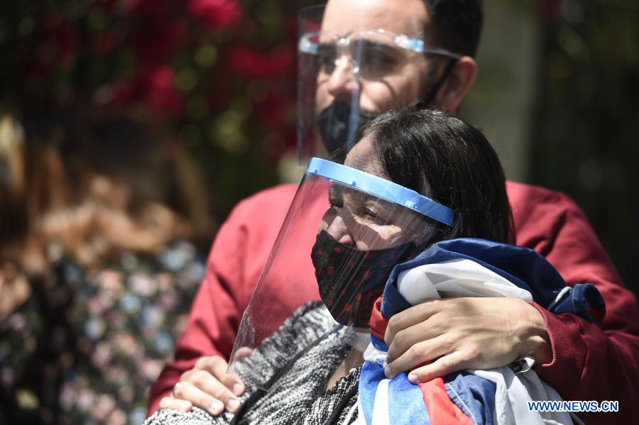 MONTEVIDEO, 6 diciembre, 2020 (Xinhua) -- Personas reaccionan luego de dejar flores frente a la puerta de la casa del ex presidente uruguayo Tabaré Vázquez en el barrio del Prado, en Montevideo, capital de Uruguay, el 6 de diciembre de 2020. Tabaré Vázquez murió el domingo a los 80 a?os de edad a raíz de un cáncer de pulmón detectado en agosto de 2019 y a ocho meses de haber finalizado su segundo mandato presidencial, confirmó su familia. (Xinhua/Nicolás Celaya)