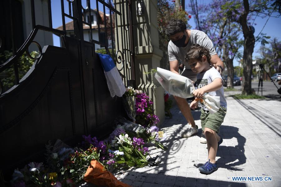 MONTEVIDEO, 6 diciembre, 2020 (Xinhua) -- Un ni?o coloca flores frente a la puerta de la casa del expresidente uruguayo Tabaré Vázquez en el barrio del Prado, en Montevideo, capital de Uruguay, el 6 de diciembre de 2020. Tabaré Vázquez murió el domingo a los 80 a?os de edad a raíz de un cáncer de pulmón detectado en agosto de 2019 y a ocho meses de haber finalizado su segundo mandato presidencial, confirmó su familia. (Xinhua/Nicolás Celaya)