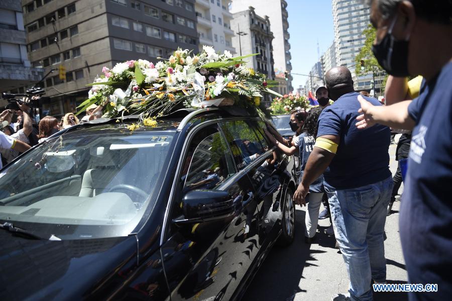 MONTEVIDEO, 6 diciembre, 2020 (Xinhua) -- Personas reaccionan mientras pasa el cortejo fúnebre con los restos del expresidente uruguayo Tabaré Vázquez, a las afueras de la Intendencia de Montevideo, en Montevideo, capital de Uruguay, el 6 de diciembre de 2020. Tabaré Vázquez murió el domingo a los 80 a?os de edad a raíz de un cáncer de pulmón detectado en agosto de 2019 y a ocho meses de haber finalizado su segundo mandato presidencial, confirmó su familia. (Xinhua/Nicolás Celaya)