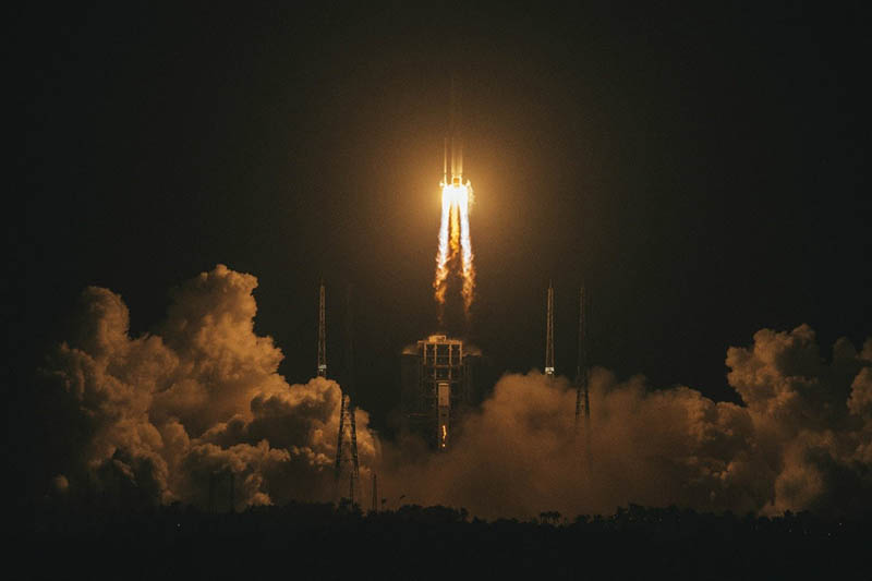 A las 4:30 de la ma?ana del 24 de noviembre, la sonda lunar Chang'e-5 fue lanzada con éxito a bordo del Cohete Larga Marcha 5, desde la base de lanzamiento de Wenchang en Hainan. (Foto: Qiu Xinsheng/ Pueblo en Línea)