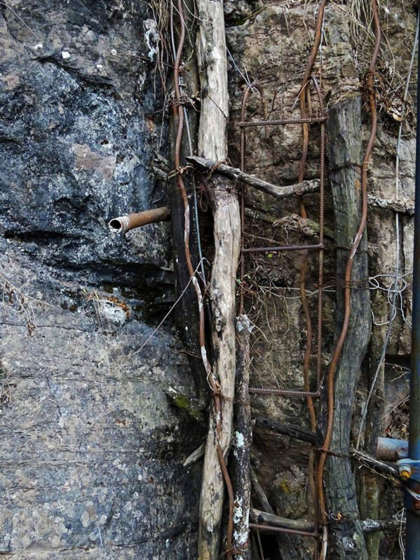 Foto tomada el 5 de mayo de 2018 muestra una escalera de mimbre de la "aldea del acantilado". (Foto: Lao Bing/ Pueblo en Línea)