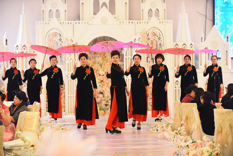 Modelos de mediana y mayor edad participan en el espectáculo anual de una institución de formación para modelos en Harbin, provincia de Heilongjiang. [Foto de Liu Yang / para chinadaily.com.cn]