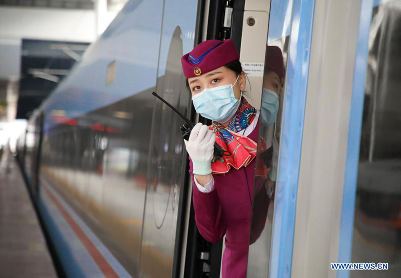 Una azafata a bordo del tren bala CR300AF el 21 de diciembre de 2020. 