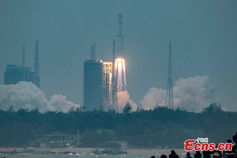 El cohete portador Long March-8 de China pone en órbita cinco satélites en su vuelo inaugural