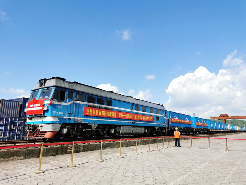 El 22 de julio se celebró en Hezhou, provincia sure?a china de Guangxi, la ceremonia de salida del primer tren que conecta Hezhou y el Golfo de Beibu en el nuevo eje de transporte multimodal terrestre-marítimo. El tren cargado con 50 contenedores de materiales de construcción como carbonato de calcio se dirige al puerto de Tieshan en Beihai (provincia de Guangxi). (Nie Zhicheng / Pic.people.com.cn)