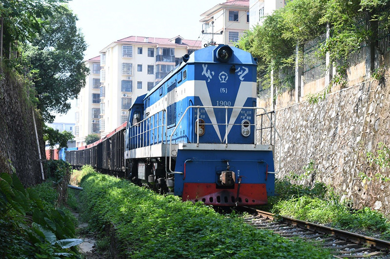 El 18 de agosto, en el área de carga de la estación de Yichun Oeste de la Corporación de Ferrocarriles de Nanchang en China, el primer tren con destino al puerto de Beicang en Ningbo está cargado y listo para viajar por el eje de transporte multimodal terrestre-marítimo. Los productos se exportarán a países como India y Myanmar. (Zhou Liang / Pic.people.com.cn)