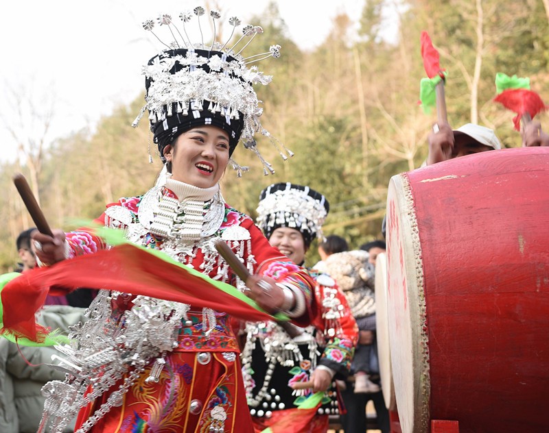 El 30 de diciembre, los habitantes de la minoría étnica Miao en el condado Fenghuang, prefectura autónoma Tujia y Miao de Xiangxi, provincia de Hunan, tocaron los tambores para dar la bienvenida al A?o Nuevo. Long Yuanbin / Pueblo en Línea