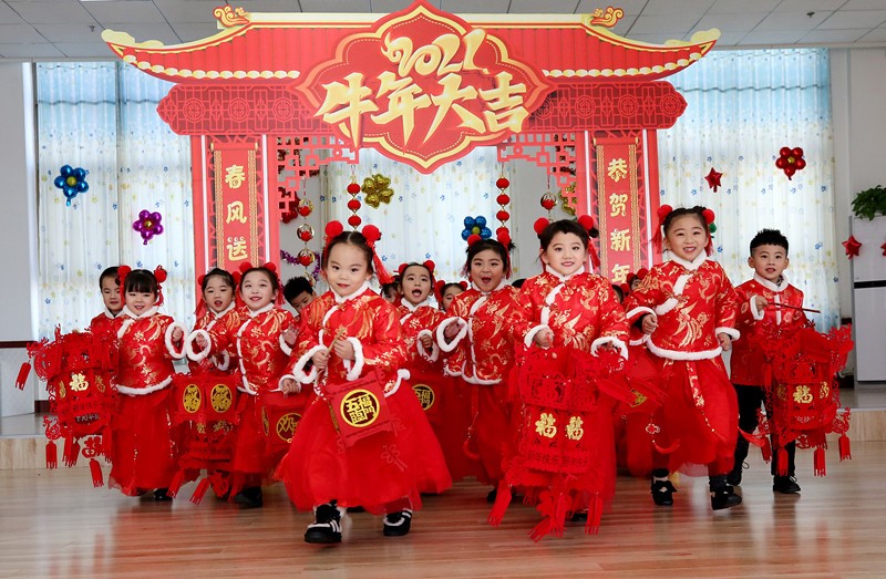 El 30 de diciembre, los ni?os de una guardería afiliada a la escuela primaria de la calle Wenhua en el distrito Shizhong, ciudad de Zaozhuang, provincia de Shandong, celebraron con alegría la llegada del nuevo a?o. Sun Zhongzhe / Pueblo en Línea