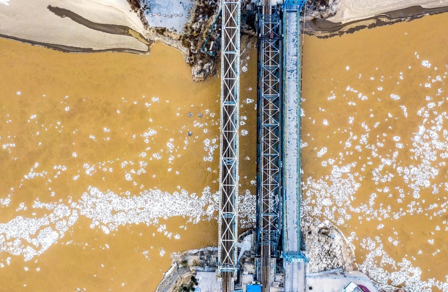 Avalancha de hielo flotante en la sección Yumenkou del río Amarillo, en la ciudad de Hejin, provincia de Shanxi, el 12 de diciembre. [Foto / Xinhua]