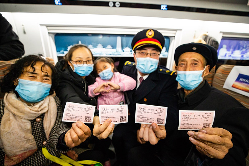 El 26 de diciembre de 2020, en el primer ferrocarril de alta velocidad de la línea Yinchuan-Xi′an, el número D4355, el conductor del tren, Liang Xiuyan (segundo a la derecha), acompa?ó a su familia en su tiempo de descanso, que viajaba desde Xi'an a su ciudad natal en Qingyang, Gansu. Era la primera vez que el abuelo de 79 a?os viajaba en tren. Liu Xiang / Pueblo en Línea