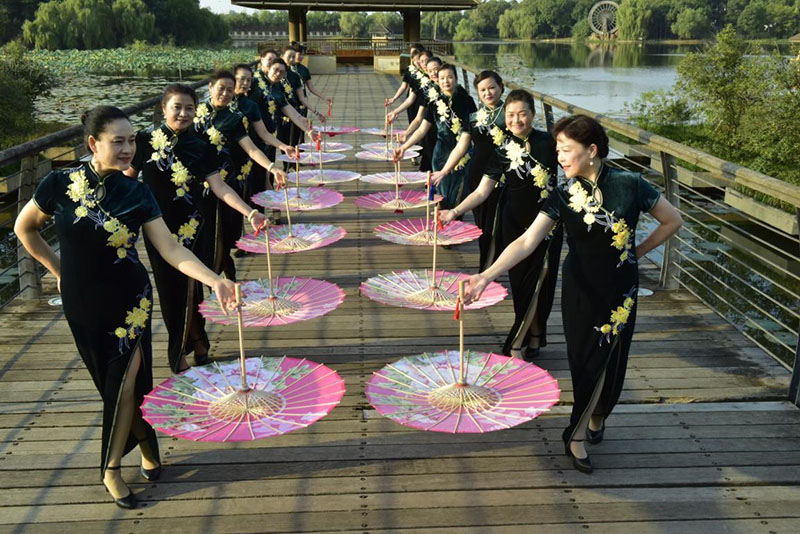 El 19 de octubre de 2020, en la comunidad de Singapore Garden City, en la aldea Jinggang del distrito Shushan, en la ciudad de Hefei, provincia de Anhui, un grupo de mujeres mayores vestidas con qipao participó en un espectáculo de qipao. Imagen de Ge Jun / Pueblo en Línea