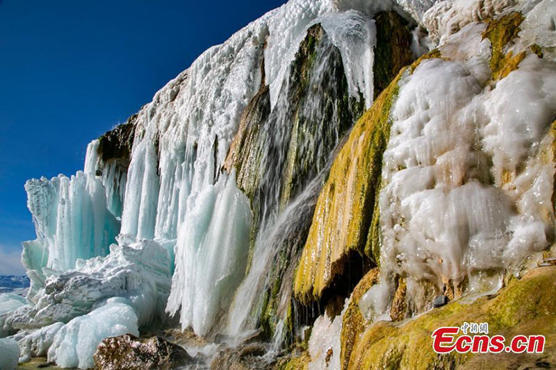 Imagen de una cascada helada al pie del pico Gangshika en el Parque Nacional de la Monta?a Qilian, en el cruce de la provincia de Qinghai y Gansu, en el noroeste de China, el 23 de enero de 2021 (Foto: China News Service / Cheng Lin).