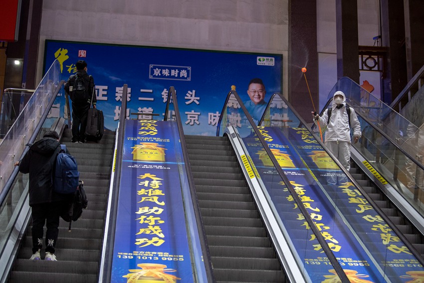 Un trabajador desinfecta áreas importantes en la estación de tren de Beijing. (Pueblo en Línea / Weng Qiyu)