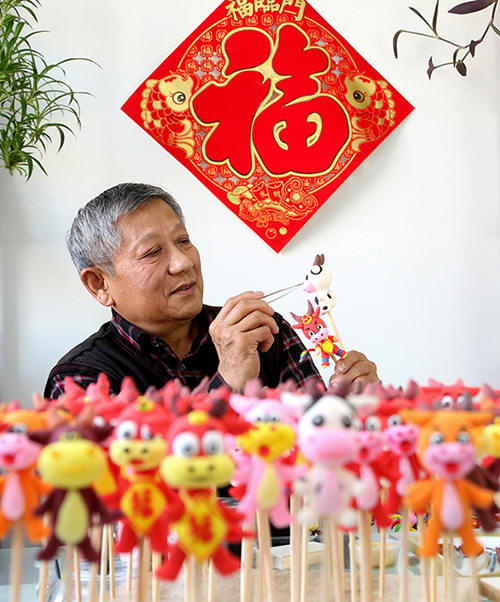 A medida que se acerca el A?o Nuevo Lunar, el artista popular Kan Zongqin de Zaozhuang, Shandong, crea la instalación Cien Bueyes en Primavera, 29 de enero del 2021. [Foto: Ji Zhe/ China Daily]