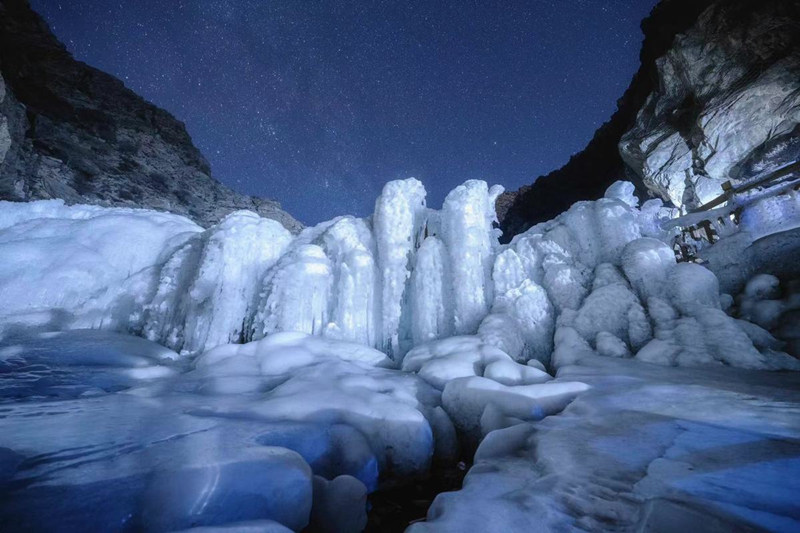 Singular cascada natural en la monta?a Helan, región autónoma de Ningxia Hui. [Foto: Dong Shuchang/ proporcionada a Chinadaily]