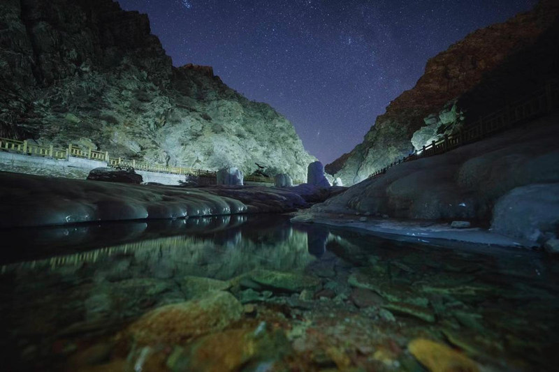 Singular cascada natural en la monta?a Helan, región autónoma de Ningxia Hui. [Foto: Dong Shuchang/ proporcionada a Chinadaily]