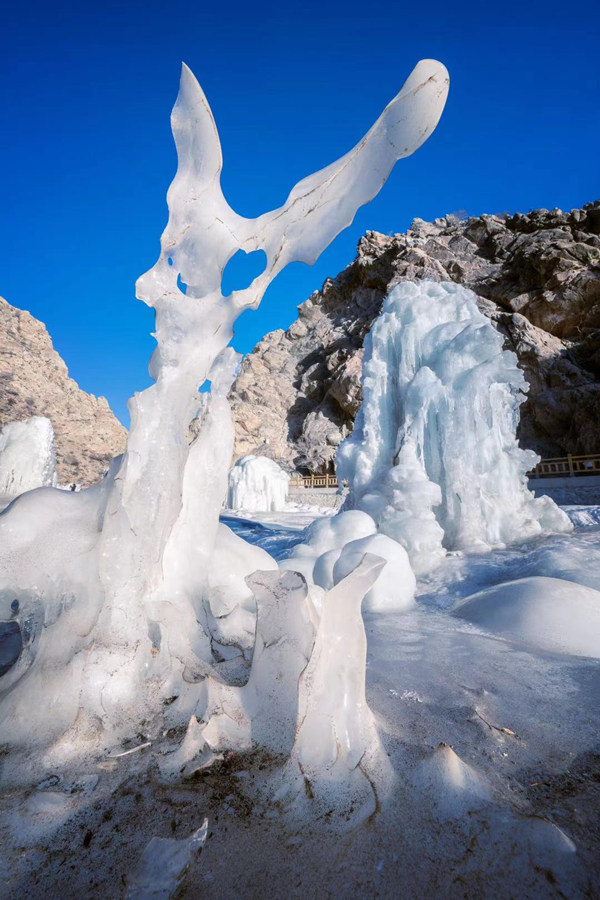 Singular cascada natural en la monta?a Helan, región autónoma de Ningxia Hui. [Foto: Dong Shuchang/ proporcionada a Chinadaily]