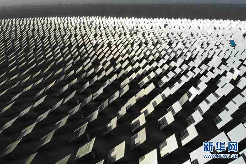 Foto aérea tomada el 24 de febrero de 2021 muestra una planta de energía termosolar de sal fundida en Dunhuang, provincia de Gansu, noroeste de China. (Xinhua / Ma Xiping)