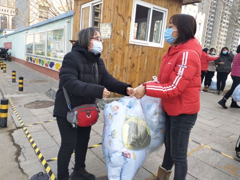 Todos los estudiantes de guarderías, además de escuelas primarias y secundarias en Beijing comenzaron su semestre de primavera presencial el lunes. [Proporcionado a chinadaily.com.cn]