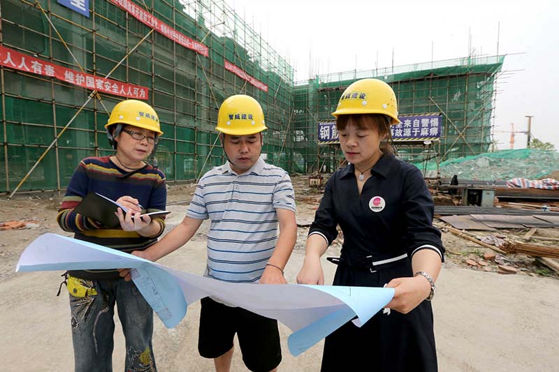 El 14 de mayo de 2020, en vísperas de las Dos Sesiones, Wang Xiaomei, representante de la Asamblea Popular Nacional (primera desde la izquierda) fue al sitio de construcción donde se construye una expansión de la Escuela Experimental Infantil del Condado Qingshen, en la ciudad de Meishan, provincia de Sichuan (en suroeste de China), para informarse sobre el avance de las obras que mejorarán el bienestar de la población. (Zhang Zhongping / Pueblo en Línea)