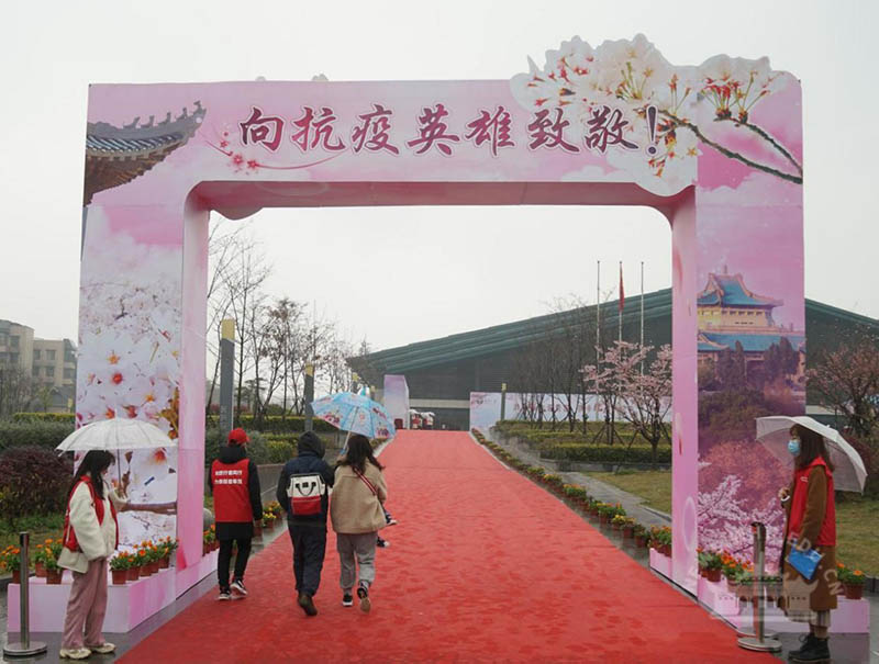 La Universidad de Wuhan, capital de la provincia de Hubei, en el centro de China, ha establecido un pasaje dedicado para los trabajadores médicos que han luchado contra la epidemia en la provincia de Hubei y sus familias sientan el aprecio y respeto de la gente durante sus visitas guiadas por la universidad. (Foto / Sitio web oficial de la Universidad de Wuhan)