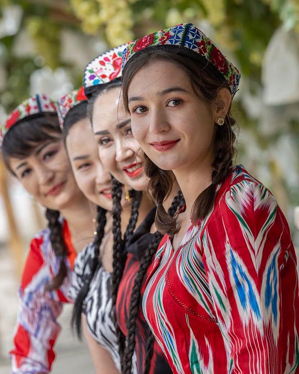 Mujeres con trajes tradicionales en los vi?edos del condado de Awat, Xinjiang. [Foto: Lu Xianyi/cpanet.org.cn]