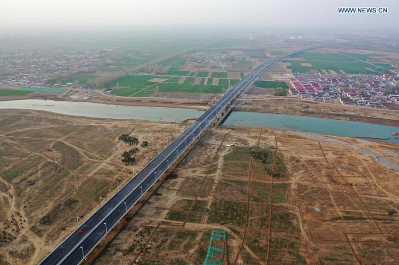 Foto aérea tomada el 31 de marzo de 2021 muestra la autopista Beijing-Xiongan en construcción en la Nueva área de Xiongan, en la provincia de Hebei, en el norte de China. 