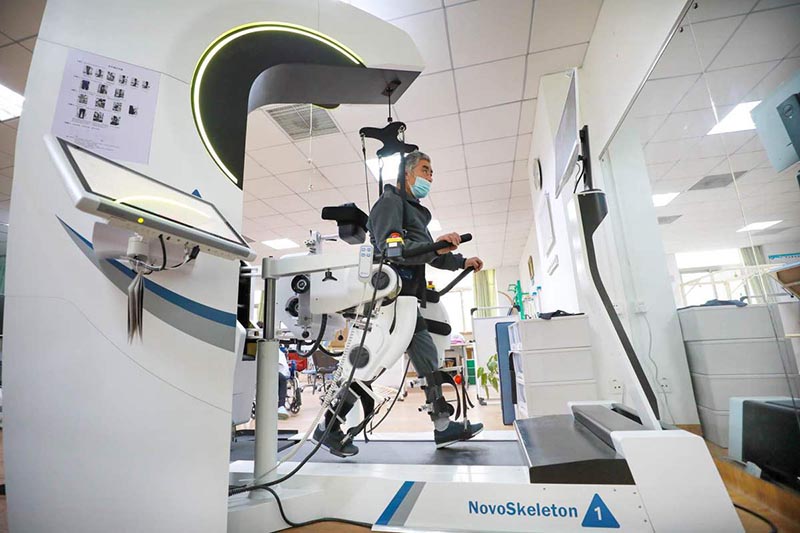 Los pacientes reciben terapia con un robot de rehabilitación de los miembros inferiores en el Hospital General de Aviación de la Universidad Médica de China en Beijing. [Foto de Zhang Jianfang / para chinadaily.com.cn]