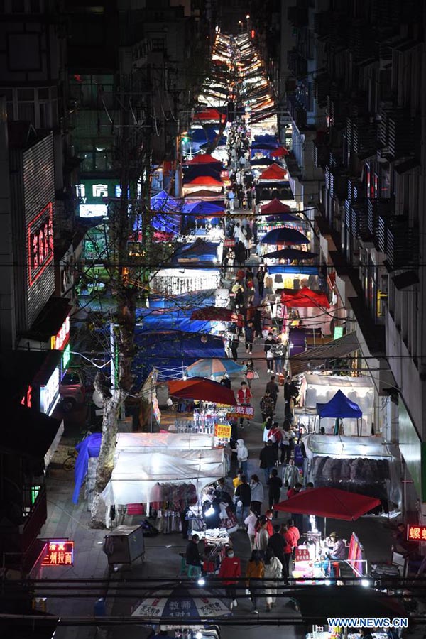 Foto del 29 de marzo de 2021 muestra una feria nocturna en Wuhan, provincia de Hubei, en el centro de China. 