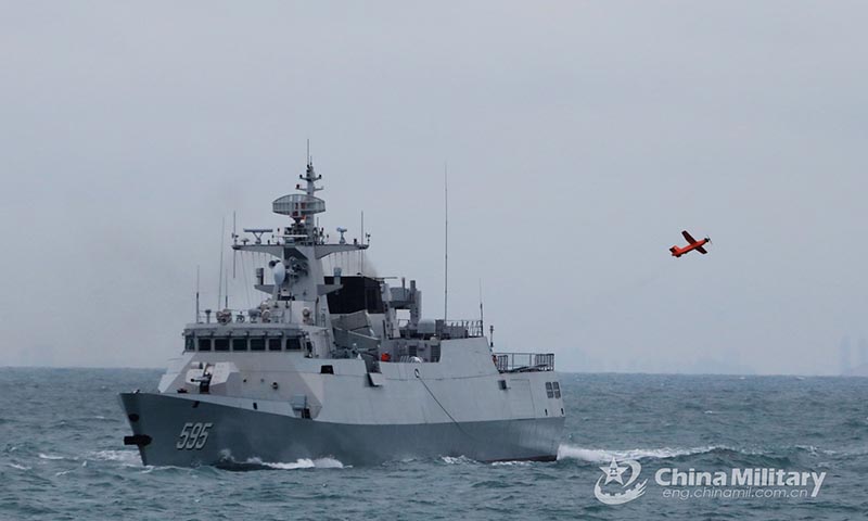 Fragatas navales chinas en entrenamiento de combate