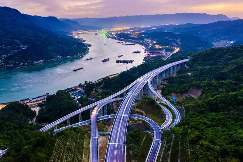 Autopista que cruza la presa de las Tres Gargantas, provincia china de Hubei. Está previsto que el próximo 1o de julio comience a brindar servicio, 28 de abril del 2021. (Foto: Zheng Kun/ Pueblo en Línea)