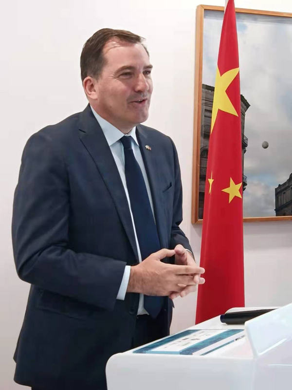 Durante el sencillo y emotivo encuentro, el embajador uruguayo Fernando Lugris, aseguró que la intensa colaboración sino-uruguaya se fortalece hacia una relación estratégica integral, Beijing, 12 de mayo del 2021. (Foto: YAC/ Pueblo en Línea)