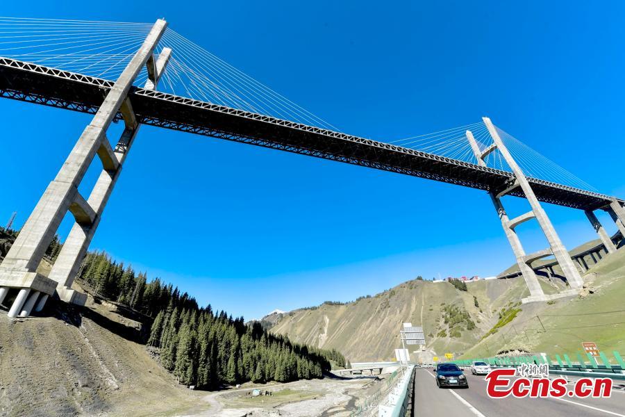 Magníficas vistas del puente Guozigou en Xinjiang