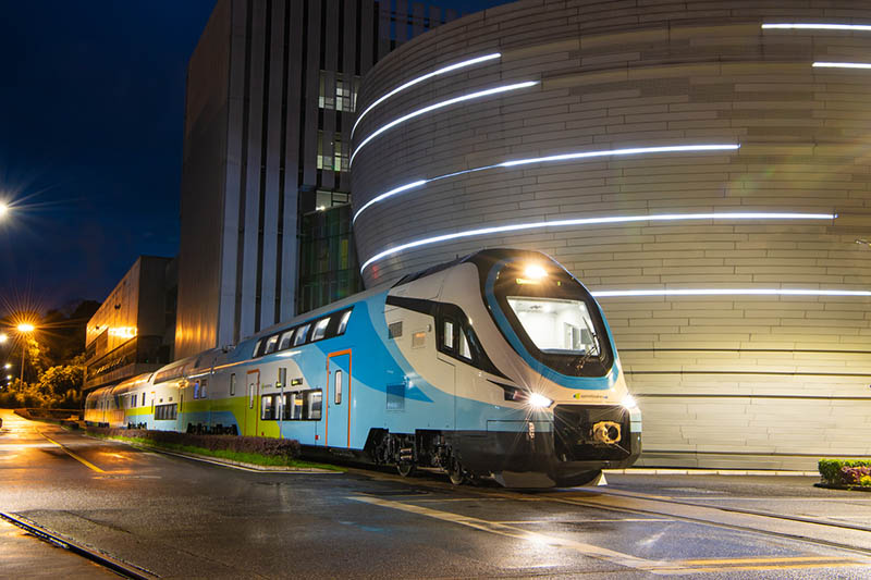 Trenes chinos de dos niveles salen de la línea de producción de Zhuzhou, provincia de Hunan, rumbo hacia Europa, 7 de junio del 2021. [Foto: proporcionada a China Daily]