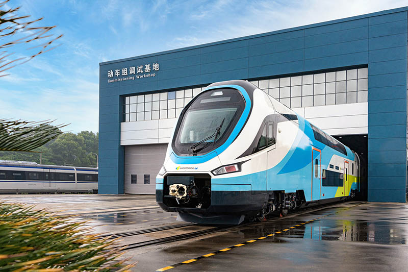 Trenes chinos de dos niveles salen de la línea de producción de Zhuzhou, provincia de Hunan, rumbo hacia Europa, 7 de junio del 2021. [Foto: proporcionada a China Daily]