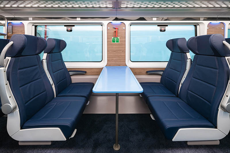 Interior del nuevo tren chino de dos niveles. [Foto: proporcionada a China Daily]