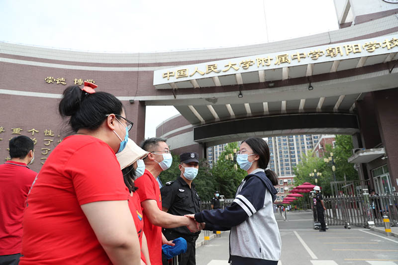 Maestros aguardan en uno de los centros para el Examen Nacional de Ingreso a la Universidad en Chaoyang, Beijing, 7 de junio del 2021. [Foto: Chen Zebing/ China Daily]