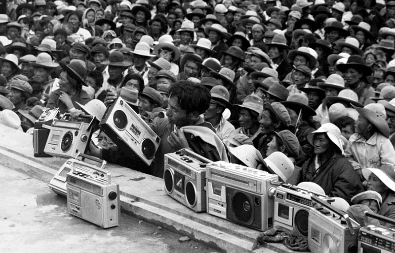 Radios portátiles muy populares en Nagqu, Tíbet, 1983. (Foto: Tashi Tsetan)